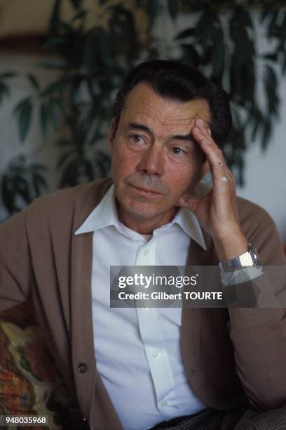 Close up Dirk Bogarde, acteur, dans sa maison des environs de Grasse le 3 mai 1984 en France.