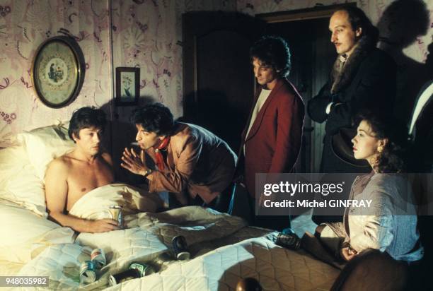 Alain Delon, Gerard Darmon et Sabine Haudepin pendant le tournage du film de Bertrand Blier 'Notre histoire' en avril 1984 en France.