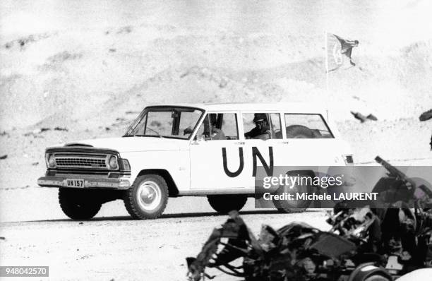 Voiture de l'ONU au canal de Suez côté israëlien en octobre 1973.