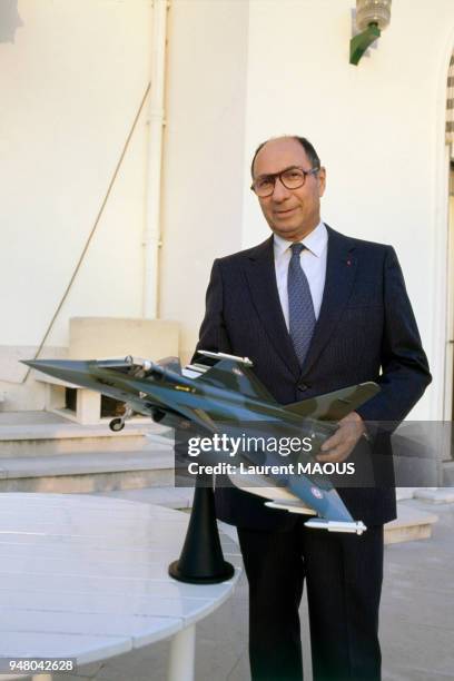 Serge Dassault dans son bureau tenant une maquette de l'avion de combat Rafale le 15 novembre 1988 en France.