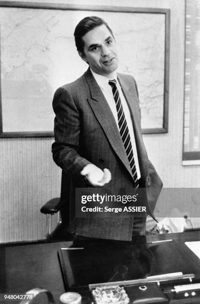 René Lucet, ancien directeur de la Caisse Primaire d'Assurance Maladie des Bouches-du-Rhône, à son bureau à Marseille, France, le 4 mars 1982.