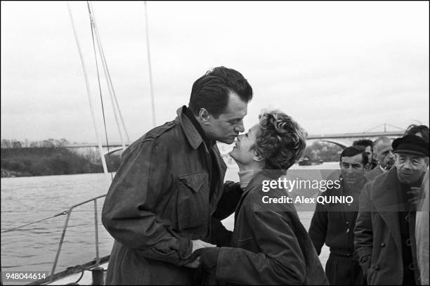 Georges de Caunes with his second wife Jacqueline Joubert on the set of "Tahiti ou la joie de vivre" by Bernard Borderie, 1957.