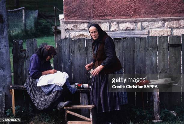 Femmes âgées faisant de la broderie dans la région de Cluj-Napoca, en septembre 1983, Roumanie.