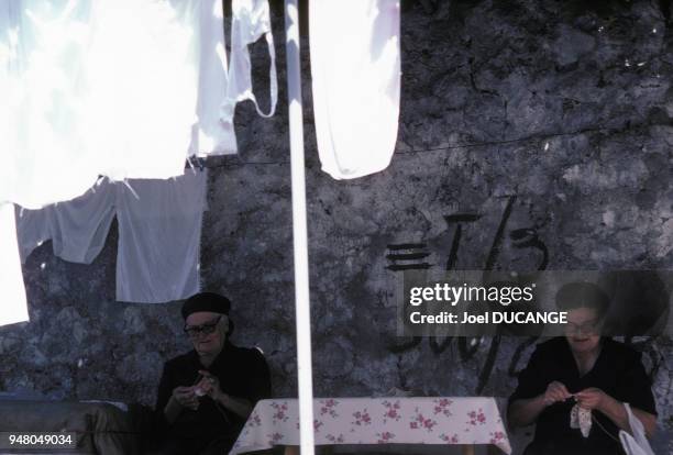 Dentelières au bord du lac de Chkodra au Monténégro, en octobre 1982, Yougoslavie.