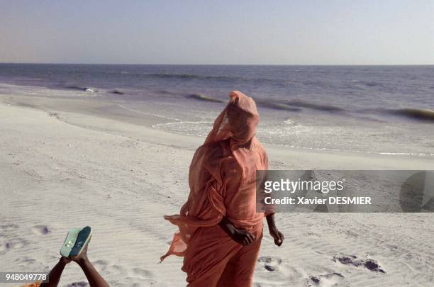 Young Imraguen woman playing on the beach at Mamghar village. Jeune femme Imraguen jouant sur la plage au village de Mamghar.