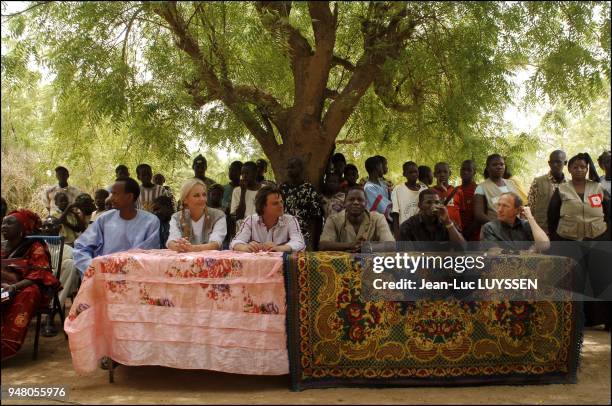 Mali Ð 8-12 mai 2006. Visite de la Croix-Rouge malienne , animee par 15 000 volontaires, engages dans plusieurs domaines : centres de soins,...