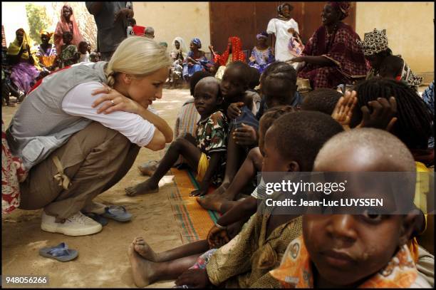 Mali Ð 8-12 mai 2006. Visite de la Croix-Rouge malienne , animee par 15 000 volontaires, engages dans plusieurs domaines : centres de soins,...