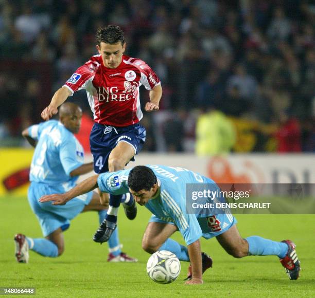 Le milieu de terrain lillois Christophe Landrin est à la lutte avec l'Argentin Eduardo Nicolas Tuzzio de l'OM, le 05 octobre 2002 lors de la...