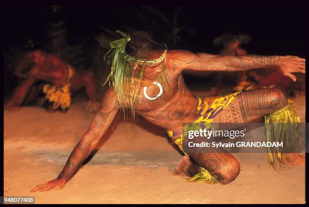 DANSE TRADITIONELLE LORS D'UN MARIAGE A MOOREA, POLYNESIE FRANCAISE.