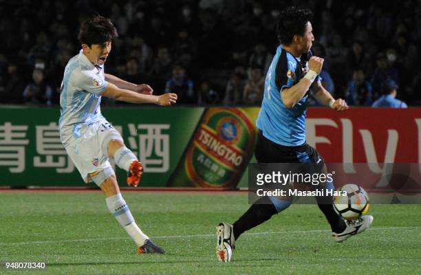 Lee Yeongjae of Ulsan Hyundai scores the second goal during the AFC Champions League Group F match between Kawasaki Frontale and Ulsan Hyundai at...
