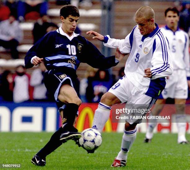 Romagnoli Argentina fights for the ball with Mika Vayrynen of Finland during their Sub-20 World Cup Group A match 17 June 2001 at the Velez Sarfield...