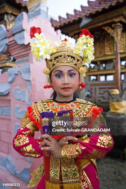 NI LUH PUTU RANI FRANCISKA, 8 ANS, ELEVE DANSEUSE DANS LA MAISON DE SON PROFESSEUR A GYANIAR POUR MAQUILLAGE ET PRATIQUE DE LA DANSE LEGONG KRATON,...