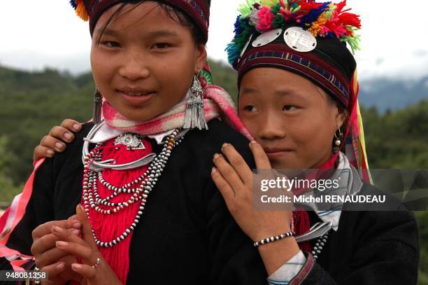 Dans la région de Tam Duong il est courant de rencontrer sur la route des jeunes filles ou jeunes femmes de différentes minoritées dans leurs...