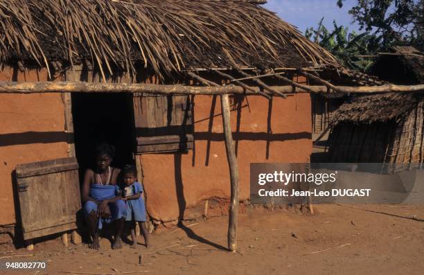 Village de Manja. Mère et fille à la porte de leur maison de terre battue. Village de Manja. Mère et fille à la porte de leur maison de terre battue.