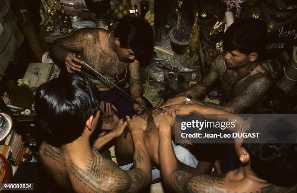 Tatoueur au travail dans son petit studio. La vie est rendue dangereuse par les êtres humains eux-mêmes et aussi par les mauvais esprits. C'est...