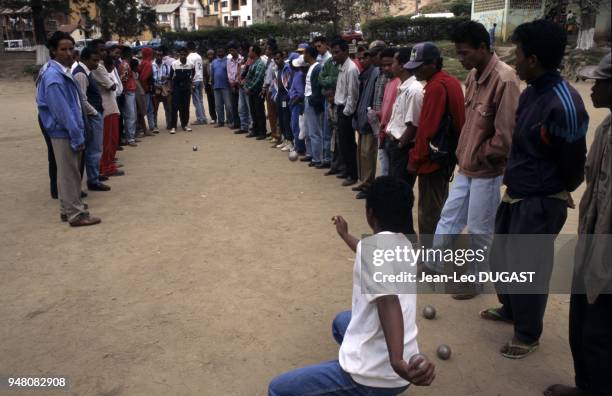 Ce qui reste de la culture française : Malgaches jouant à la pétanque. Ce qui reste de la culture française : Malgaches jouant à la pétanque.