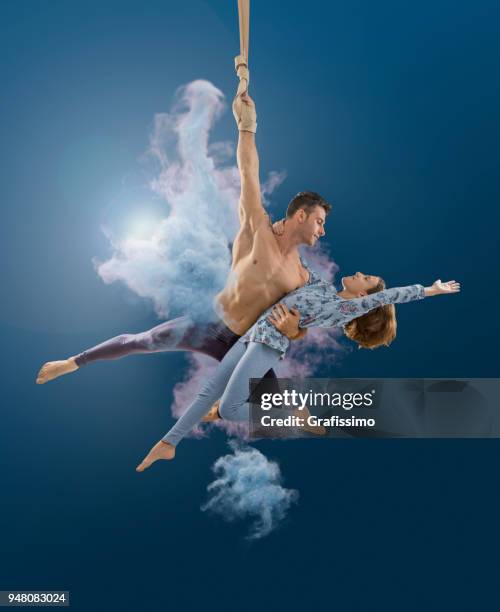 couple d’artistes de corde aérienne dans l’air au cirque - acrobat photos et images de collection