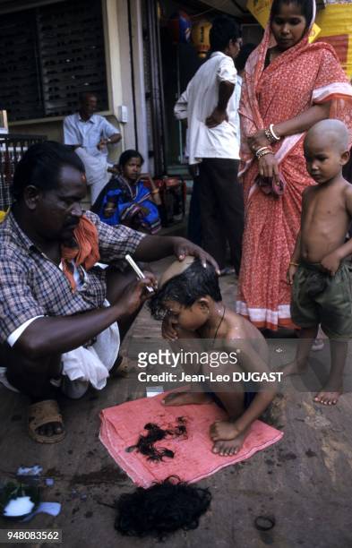 Avant d'entrer dans le temple de Jagannath, les enfants de cette femme ont le crâne rasé par un barbier installé dans le bazar, en signe de pureté....