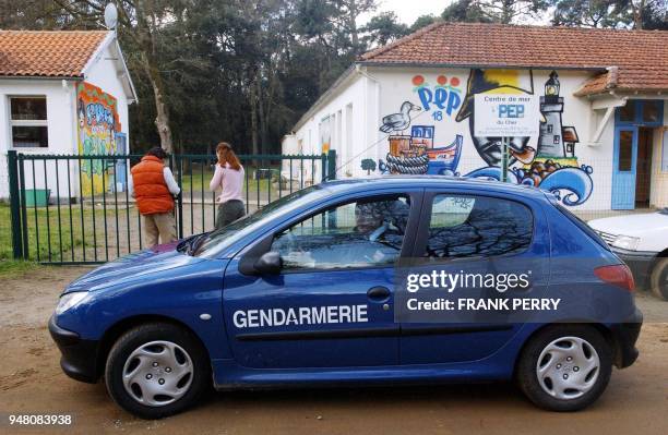 Des gendarmes sont stationnés devant le centre de vacances où un jeune garçon de 11 ans, Jonathan, est porté disparu depuis le 07 avril 2004, alors...