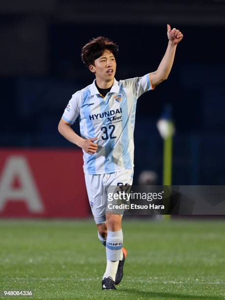 Lee Yeong Jae of Ulsan Hyundai celebrates scoring his side's second goal during the AFC Champions League Group F match between Kawasaki Frontale and...