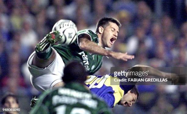 Euller of Palmeiras controls the ball after colliding with Barijho of Boca Juniors 14 June, 2000 in "La Bombonera" stadium in Buenos Aires. Boca...