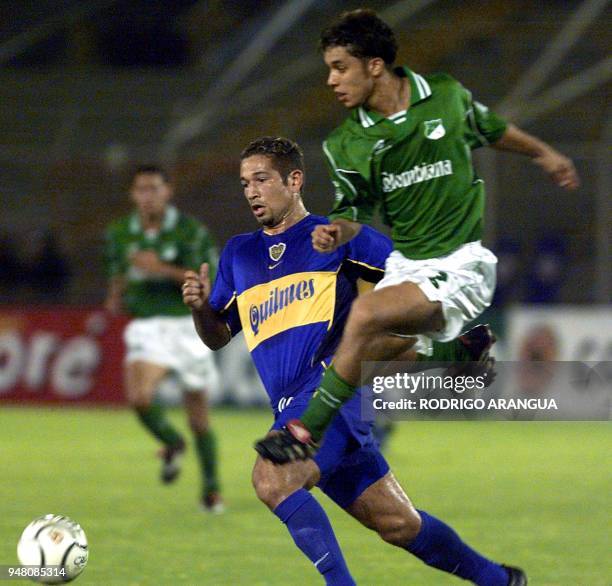 Deportivo Cali Julian Barragan fights for the ball with Barijho Daniel 02 May 2001. El jugador del Deportivo Cali Julian Barragan disputa el balon...