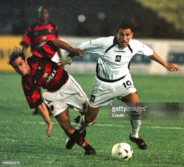 Pablo Guinazu is seen fighting for the ball against Leandro Avila in Brasilia, Brazil 31 October 2001. Pablo Guinazu , jugador de Independiente de...