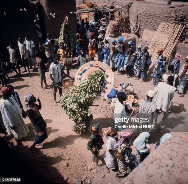 La danse des masques de feuilles chez les Bobo de Dédougou au Burkina Faso vers 1960-1970. Peu avant la saison des pluies, les masques portés par de...