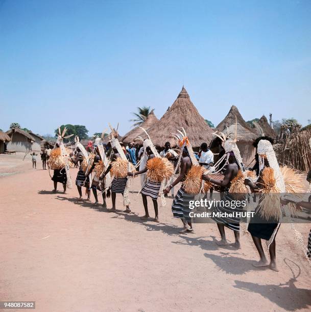 Des filles Sénoufo terminent leur initiation lors d'une fête et se parent de coiffes de cauris à Boundiali en Côte d'Ivoire vers 1960-1970. Des...