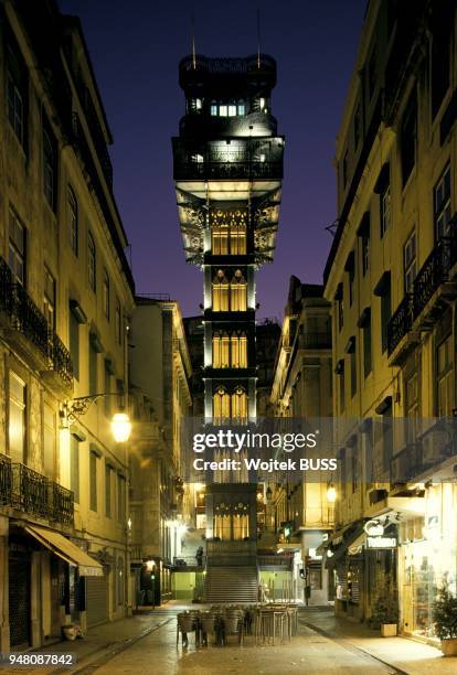 The elevator was designed by Raoul Mesnier de Ponsard, a student of Gustav Eiffel. It ran for the first time in 1902. L'élévador a été conçu par un...