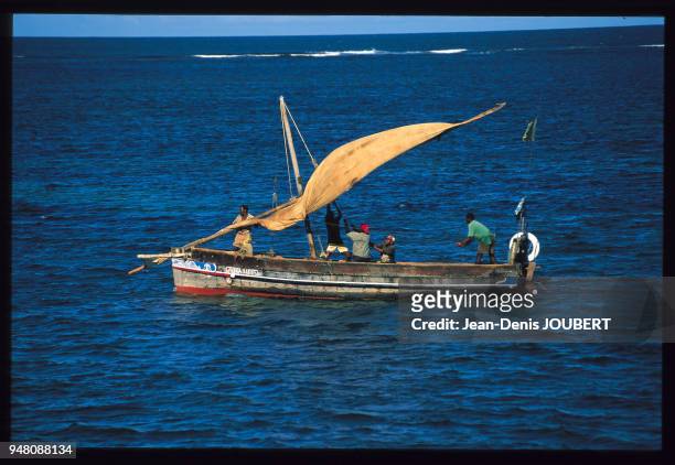Kenya, Malindi, départ d'un boutre pour une nuit de pêche.