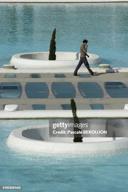 CITE DES ARTS ET SCIENCES, BASSINS D'EAU TURQUOISE, VALENCE, ESPAGNE.