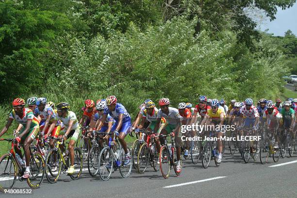 Cyclistes sur la route de la Traversée, ou route des Mamelles, seule voie routière à traverser la Basse-Terre d'est en ouest, passant entre les deux...