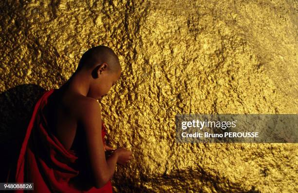 Un petit stupa de 7,3 mètres de haut a été édifié au sommet d'un gros rocher tapissé de feuilles d'or mystérieusement en équilibre au bord d'une...