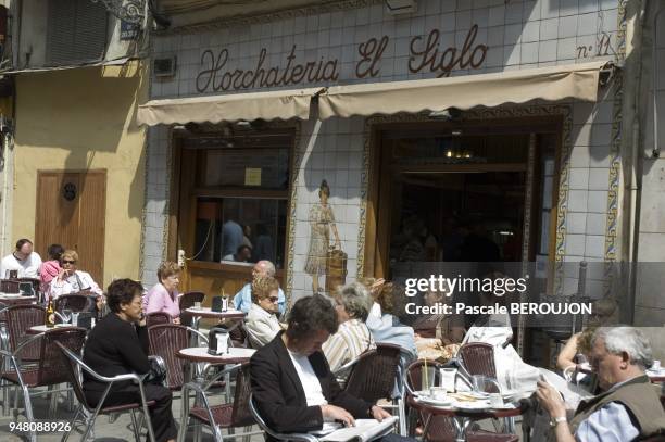 TERRASSE "HORCHATERIA EL SIGLO" DANS LA VIEILLE VILLE, VALENCE, ESPAGNE.