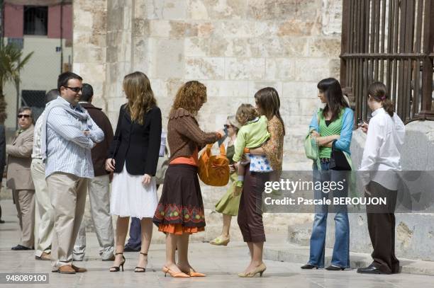 GROUPE DE JEUNES GENS BIEN HABILLES DANS LA RUE, VALENCE, ESPAGNE.