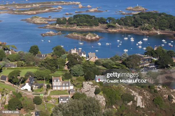 Plage de Guerzido, en arriere plan l'ile Logodec, l'ecole de voile, le club nautique, Ile de Brehat.