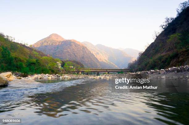 mountains and river shot in haridwar india - haridwar 個照片及圖片檔