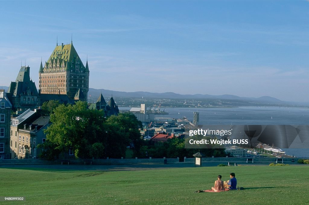 CHATEAU FRONTENAC ET VILLE BASSE DE QUEBEC DEPUIS LA CITADELLE, QUEBEC, CANADA