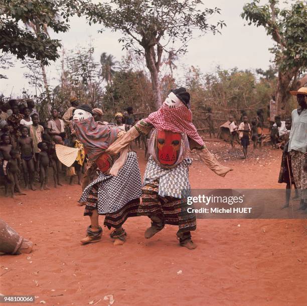 La mascarade Gelede utilise l'expression artistique verbale et visuelle pour neutraliser les forces négatives émanant de ce que les yoruba désignent...