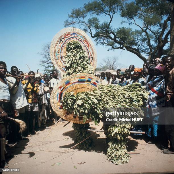La danse des masques de feuilles chez les Bobo de Dédougou au Burkina Faso vers 1950-1960. Peu avant la saison des pluies, les masques portés par de...