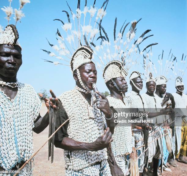 Chez les Samo du Yatenga, il existe une division binaire qui oppose les gens de la pluie aux gens de la terre;les danseurs portent des vêtements et...