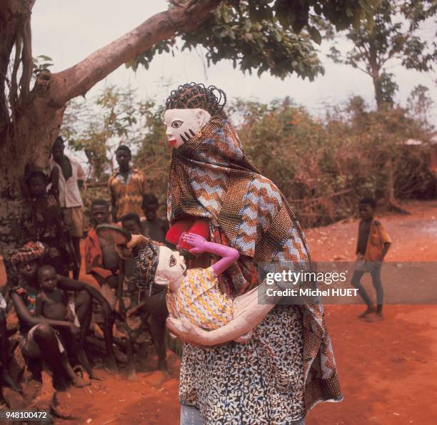 La mascarade Gelede utilise l'expression artistique verbale et visuelle pour neutraliser les forces négatives émanant de ce que les yoruba désignent...