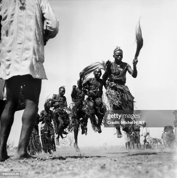 Des danseurs mossi, appelés aussi les danseurs rouges parce qu'ils portent une tunique ouverte sur les côtés en coton rouge, exécutent des pas et des...