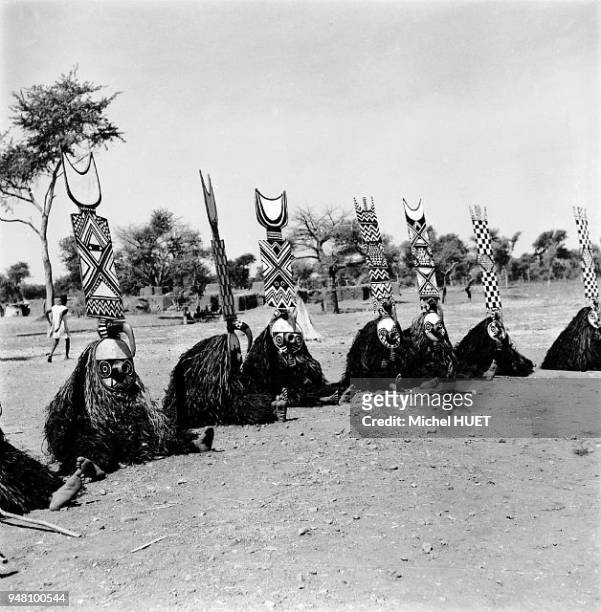 Masques Doyo des Bwa-Kademba lors d'un rite de procession au Burkina Faso au début des années 1950. Les danseurs tiennent le masque à la main au...