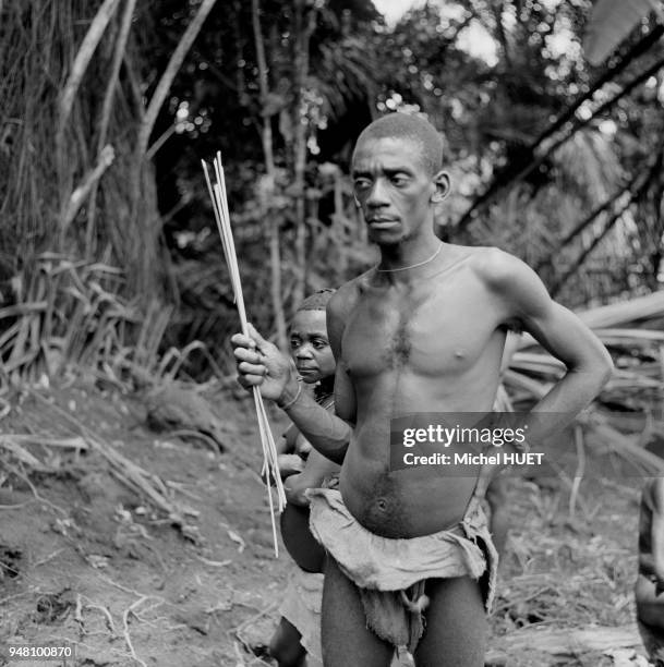 Chasseur Pygmée dans la province Orientale, circa 1950, République démocratique du Congo.