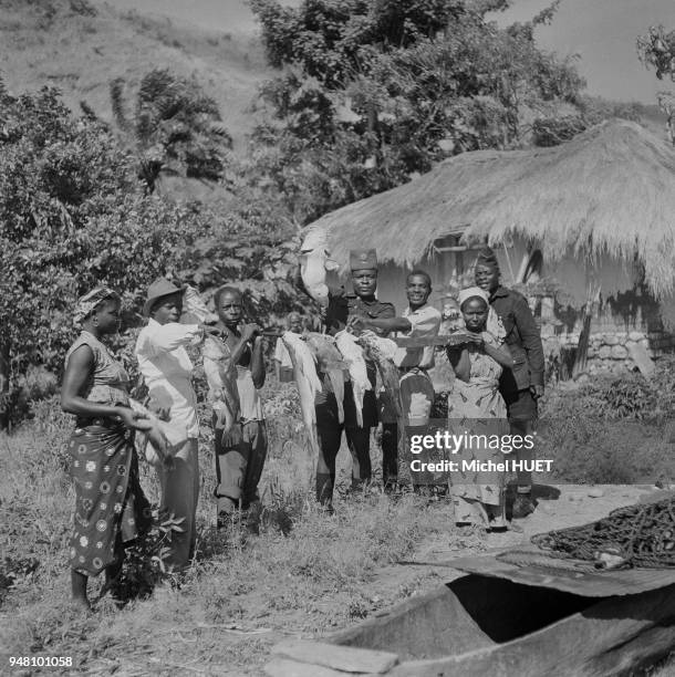 Pêcheurs au bord du lac Tanganyika, dans la province du Katanga, circa 1950, République démocratique du Congo.