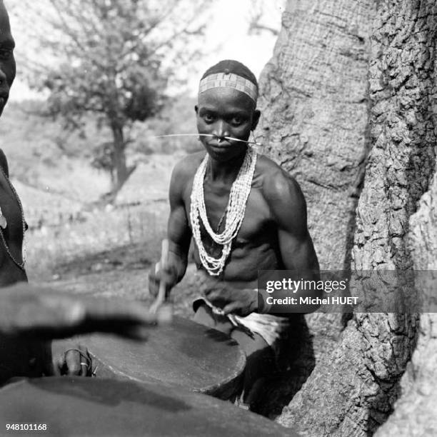 Un percussioniste bassari en Guinée vers 1950-1953 Un percussioniste bassari en Guinée vers 1950-1953.