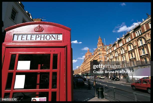 Londres, cabine telephonique et le magasin Harrod's GB : Londres, cabine telephonique et le magasin Harrod's.