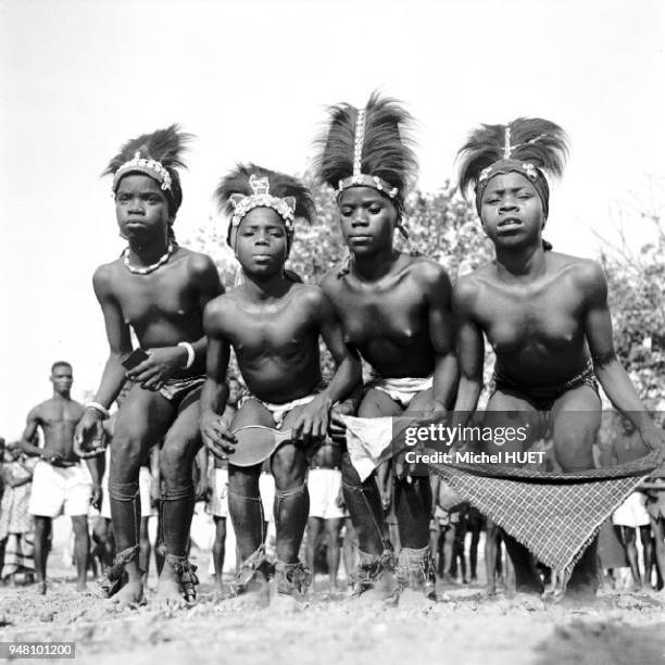 Danseuses au mouchoir chez les Guéré dans la région de Man en Côte d'Ivoire vers 1950-1960.